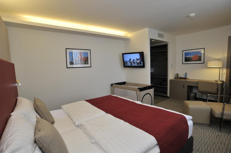Bedroom 2, Golden Tulip Kassel Hotel Reiss, Kassel
