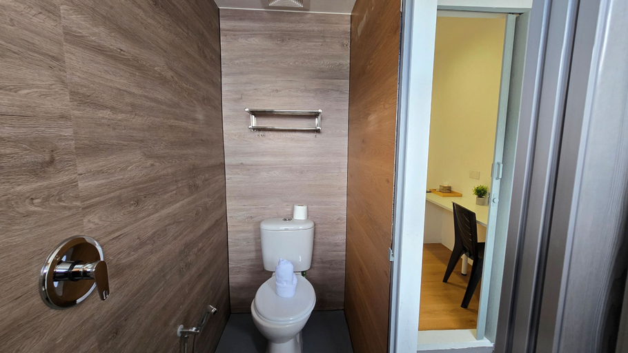 Bathroom 5, Swing & Pillows @ Paroi Gateway, Seremban