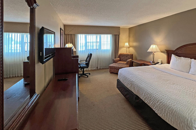 Bedroom 4, Clarion Inn Garden City, Finney