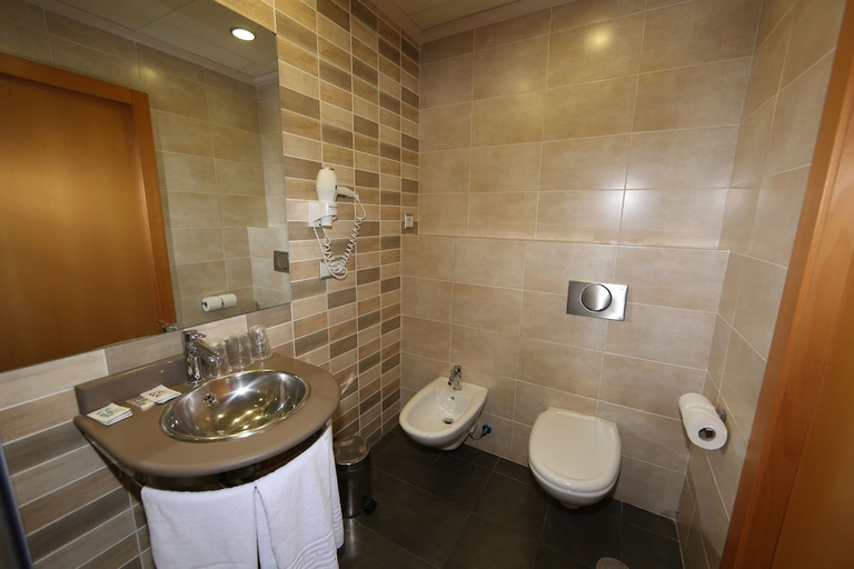 Bathroom 3, UNIVERSIDAD, Albacete