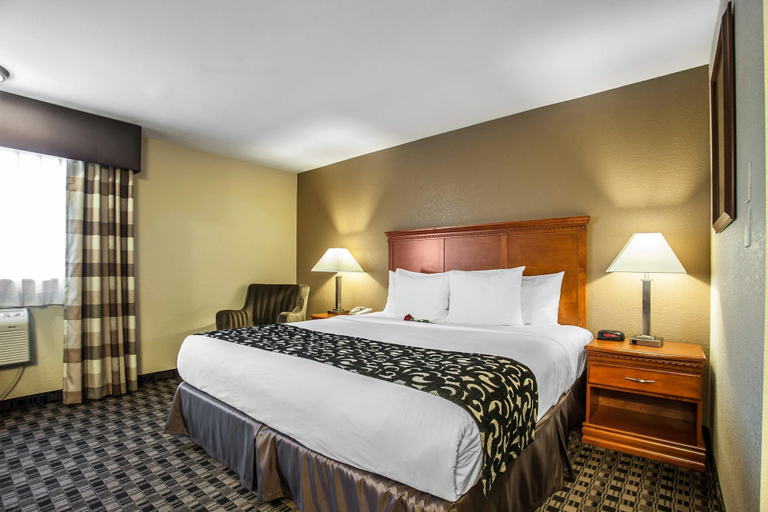 Bedroom 4, Clarion Inn Renton - Seattle, King