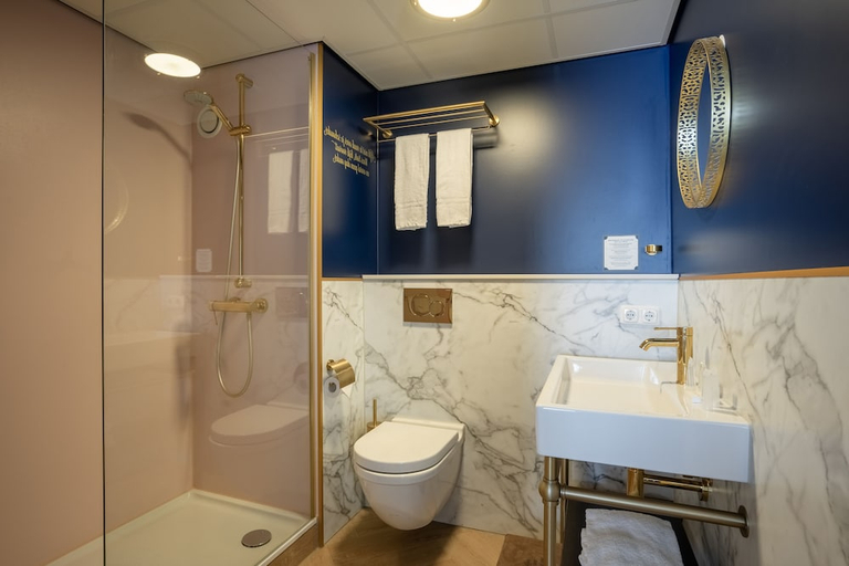Bathroom 5, Efteling Hotel Wonder Entrance Tickets Included, Loon op Zand
