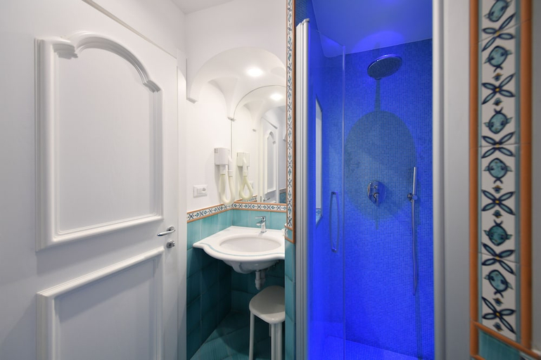 Bathroom 4, Terme Providence, Napoli