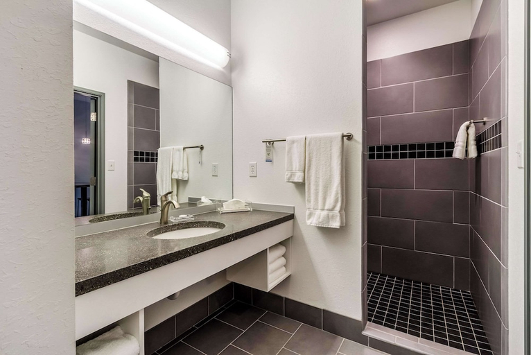 Bathroom 3, The Wallhouse Hotel, an Ascend Collection Hotel, Holmes
