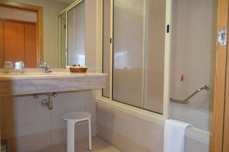Bathroom 4, Madeira Bright Star Hotel, Funchal