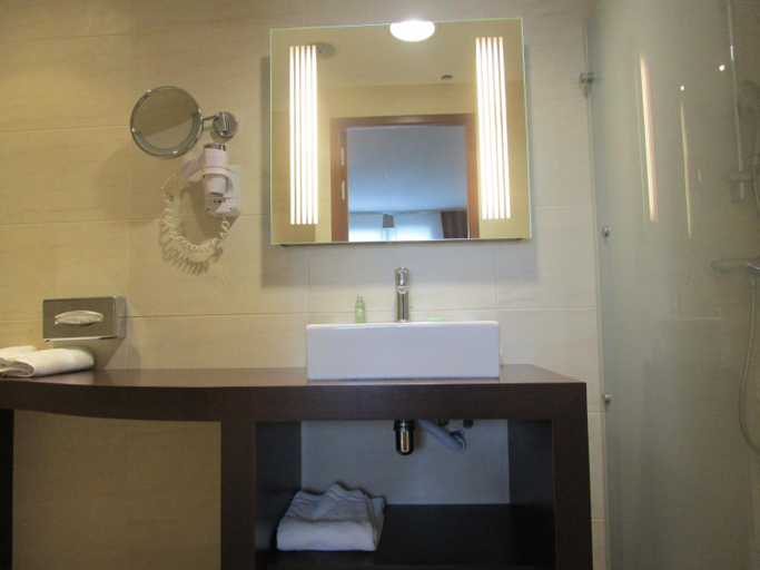 Bathroom 4, KYRIAD PRESTIGE MONTPELLIER OUEST - CROIX D'ARGENT, Hérault