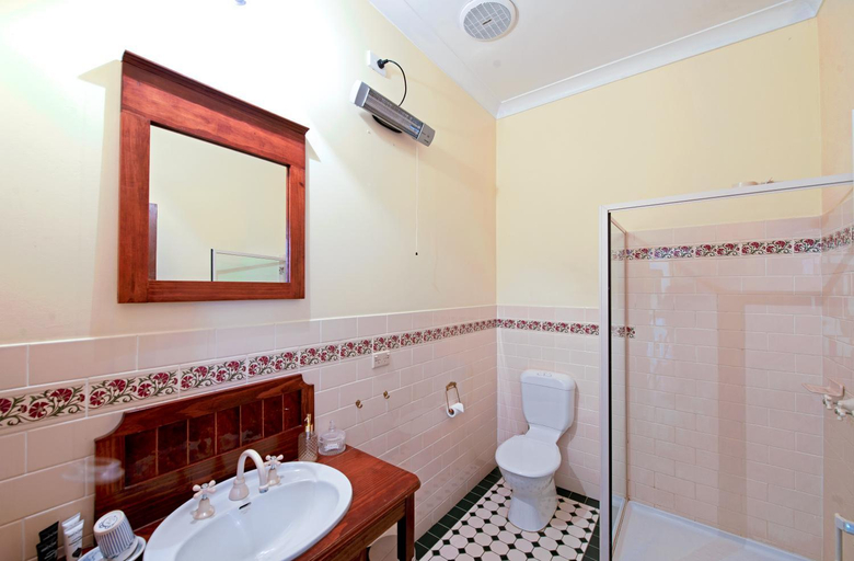 Bathroom 3, The Globe Inn, Yass Valley