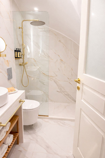 Bathroom 4, Generation 6, Attica