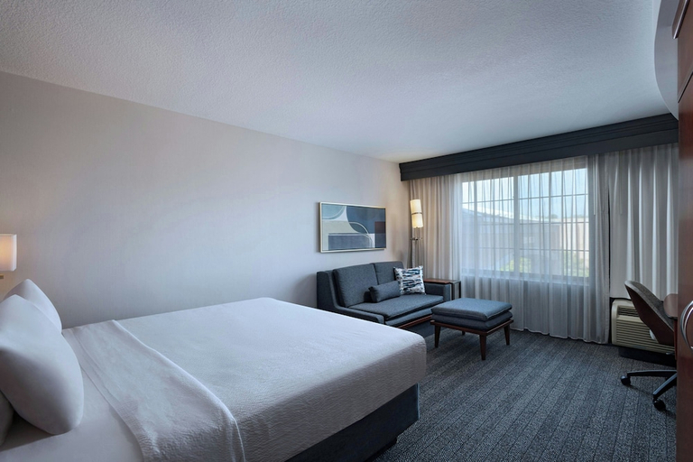 Bedroom 2, COURTYARD MARRIOTT AKSARBEN VILLAGE, Douglas