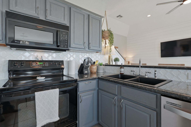 Private kitchen 5, Serene Coastal Escape With Gulf Views 3 Bedroom Home, Galveston