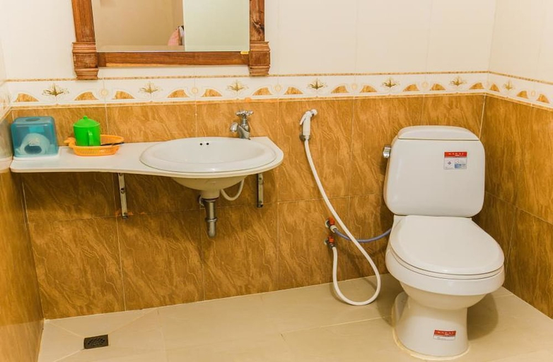 Bathroom, Asia Hotel Battambang, Svay Pao