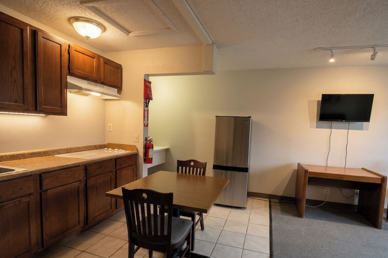 Private kitchenette, Lake Erie Lodge Oregon OH, Lucas