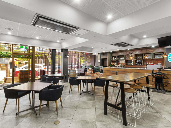 Food & Drinks 4, Breakfree North Adelaide, Adelaide