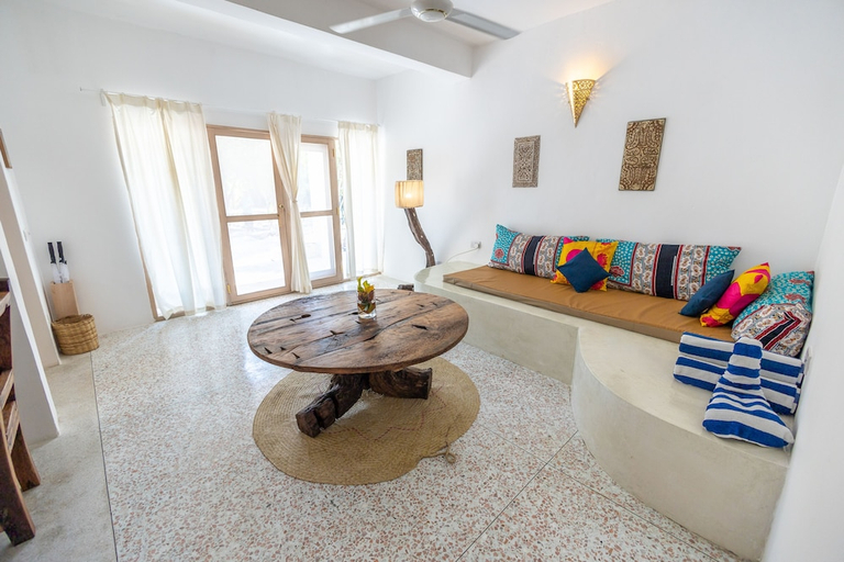 Others 5, Sharazad Villa, Kusini