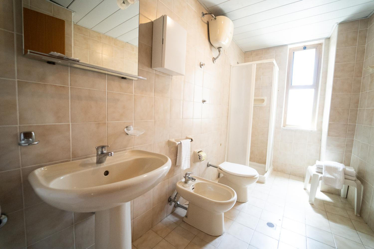 Bathroom 4, Hotel San Pietro Beach - Letojanni, Messina