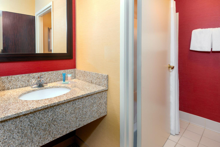 Bathroom 5, Courtyard Springfield Airport, Greene