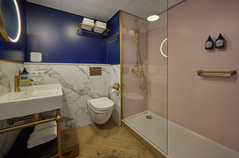 Bathroom 5, Efteling Hotel Wonder Entrance Tickets Included, Loon op Zand