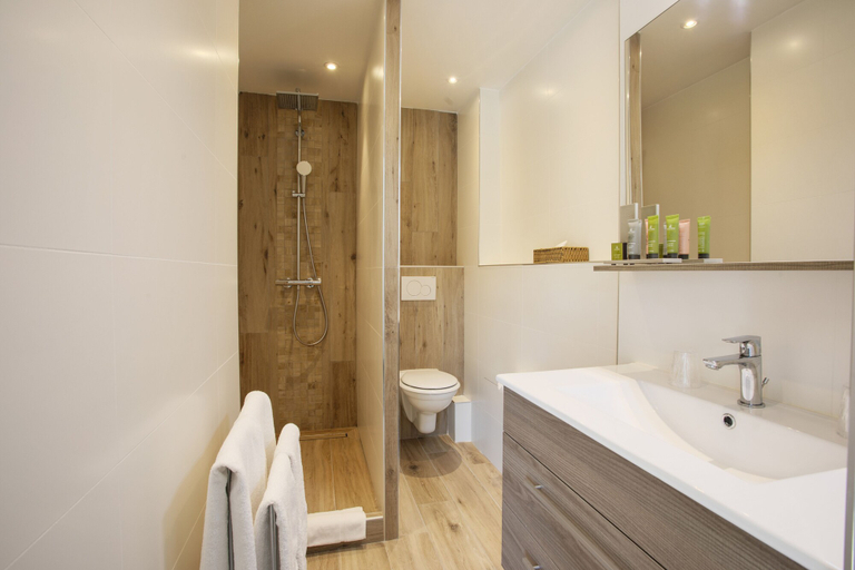 Bathroom 4, Hotel La Bastide De Valbonne, Alpes-Maritimes