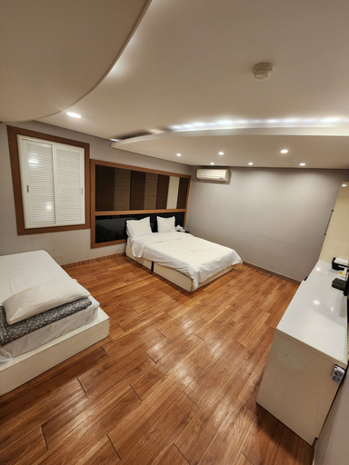Bedroom 2, Galaxy hotel, Jung