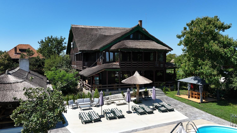Exterior & Views