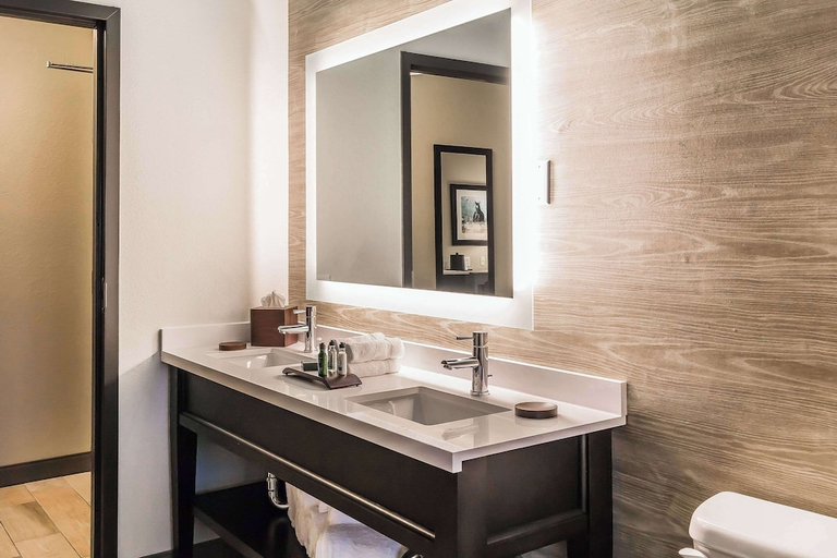 Bathroom 3, Marina Bay Hotel & Suites, an Ascend Collection Hotel, Accomack