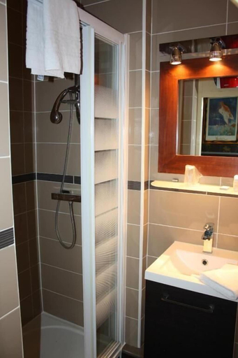 Bathroom 5, Hôtel République, Côte-d'Or
