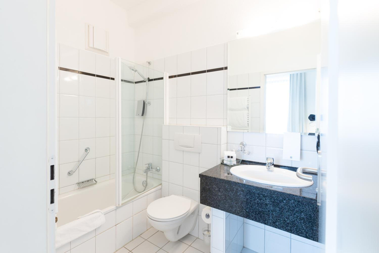 Bathroom 4, Relexa Hotel Bellevue, Hamburg