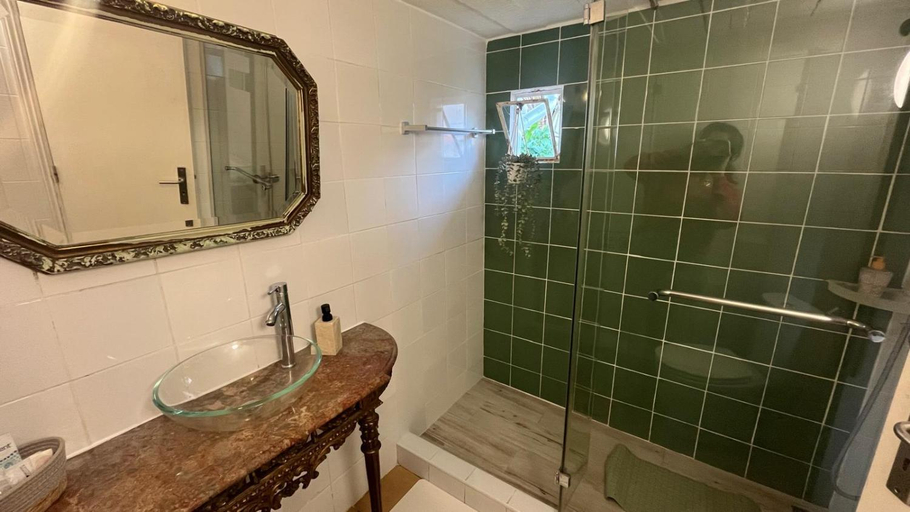 Bathroom 3, Hostel das Flores, Matosinhos