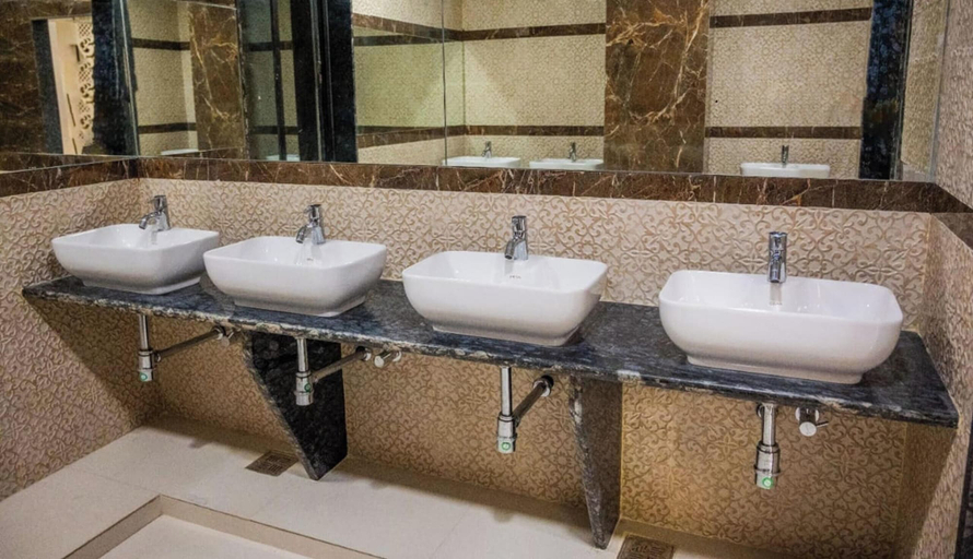 Bathroom 5, Hotel Rajwada Palace, Chandrapur