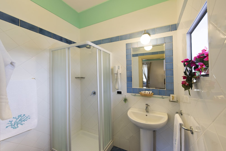 Bathroom 4, Hotel Ossidiana Stromboli Center, Messina