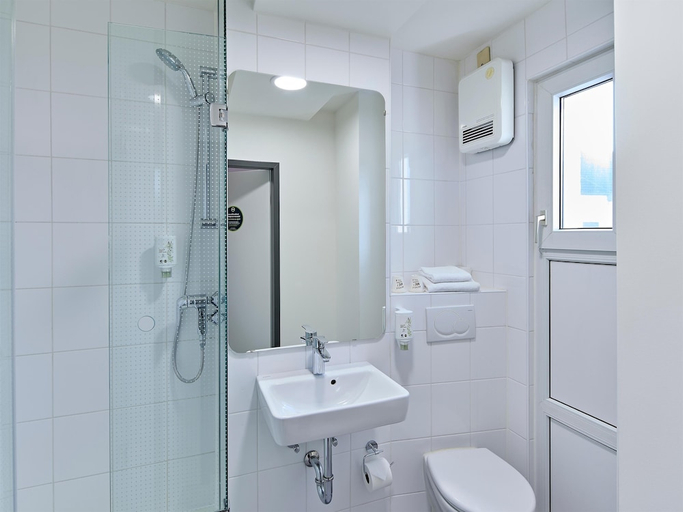 Bathroom 4, B&B HOTEL Bonn-City, Bonn