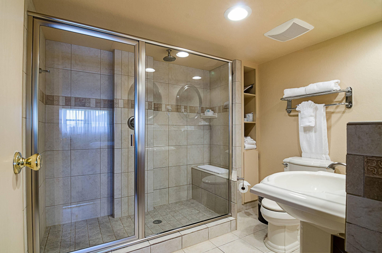 Bathroom 5, Clarion Inn Garden City, Finney