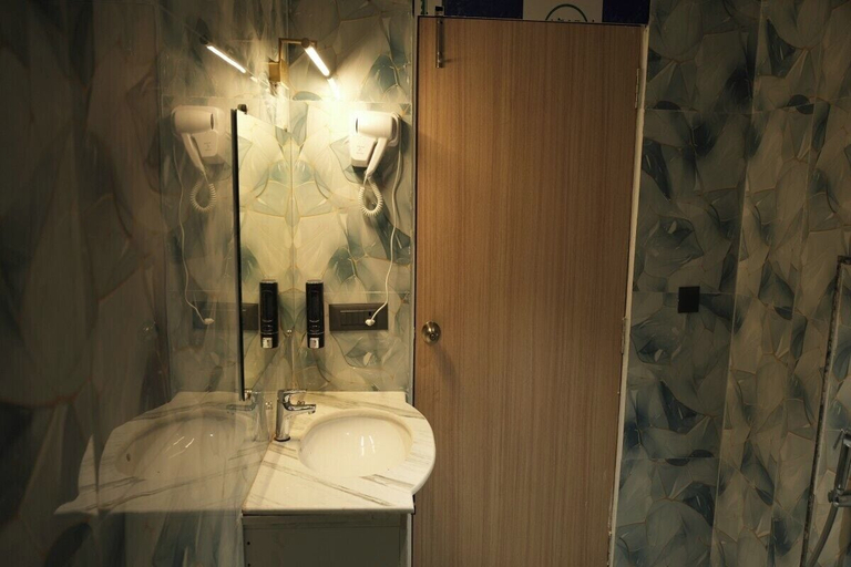 Bathroom 2, Vardaan Residency Hotel, Gorakhpur