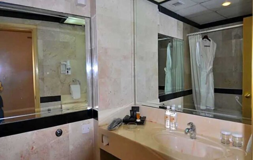 Bathroom 4, Palette Luxury Marina View Formerly Happy Days Hotel, Manama