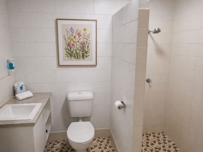 Bathroom 5, Mission Beach Lodge, Johnstone