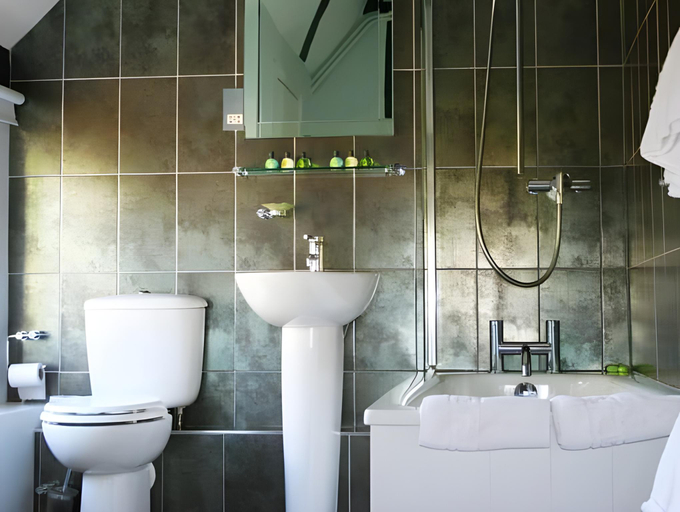 Bathroom 3, The Nags Head Hotel, Buckinghamshire