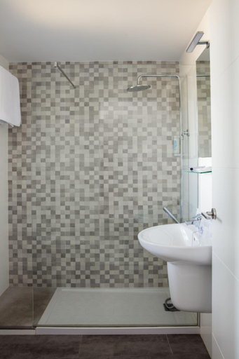 Bathroom 3, TUGASA Hotel Arco de la Villa, Cádiz