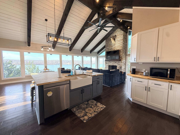 Private kitchen 2, Wide Sky Chateau Lake Views, Camden