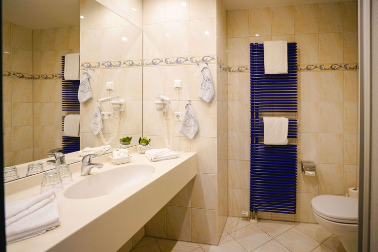 Bathroom 4, TOP CountryLine Seebad Casino, Teltow-Fläming