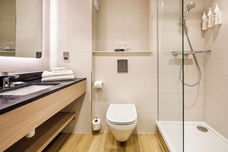 Bathroom 3, Delta Hotels by Marriott Milton Keynes, Milton Keynes