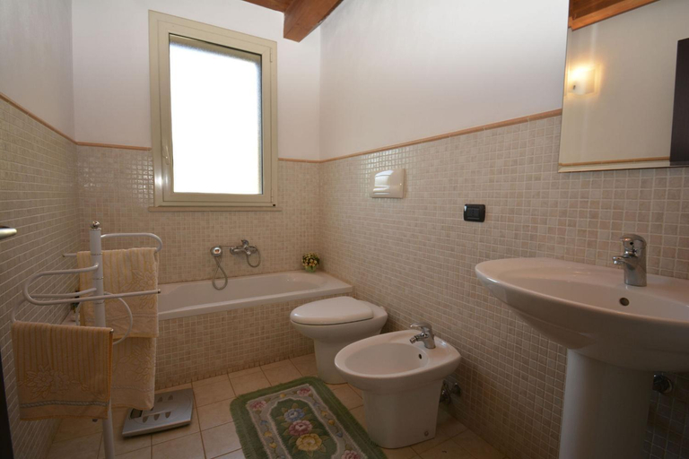 Bathroom 2, Villa del Monte, Ragusa