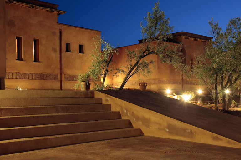 Exterior & Views