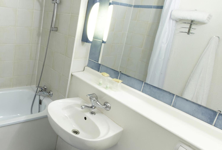 Bathroom 4, Campanile Maubeuge, Nord