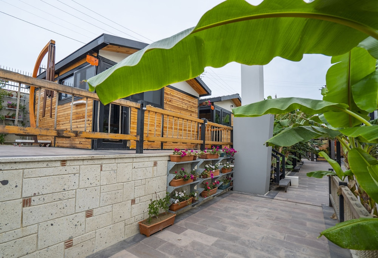 Exterior & Views