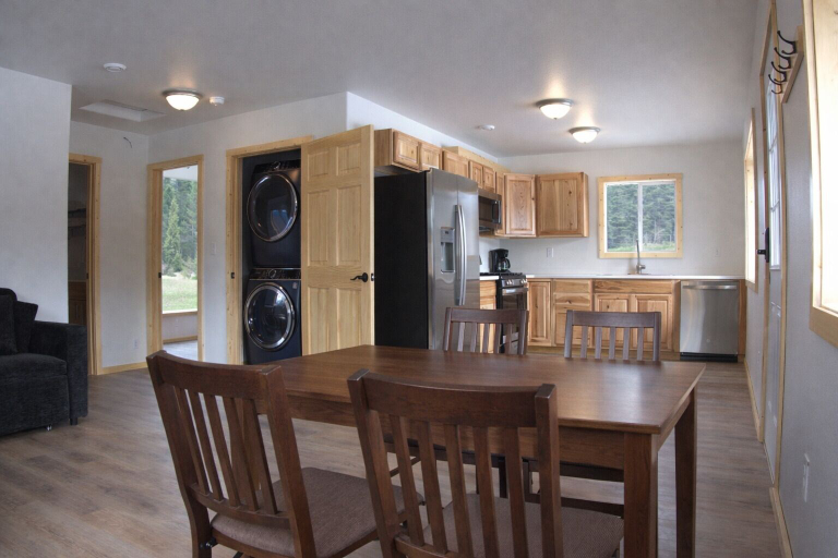 Dining, The Cabins at Riptide Resort, Kenai Peninsula