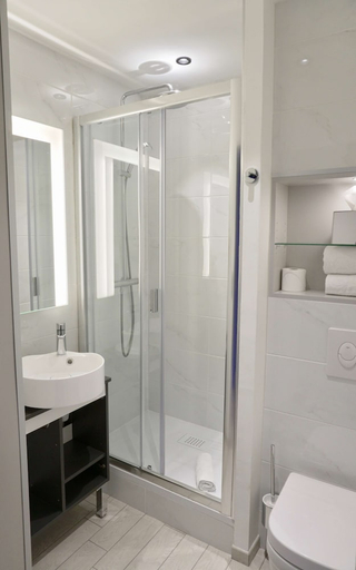 Bathroom 4, Kyriad Crépy En Valois, Oise
