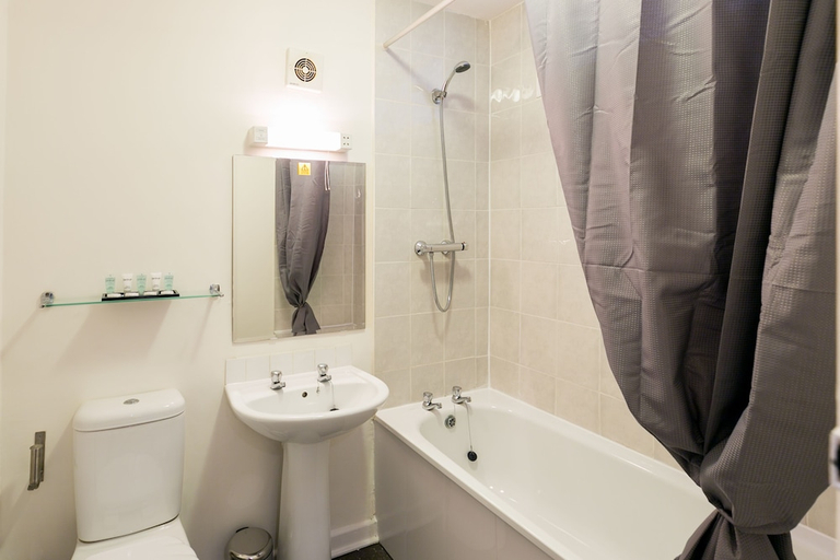 Bathroom 4, Celtic International Hotel Cardiff Airport, Vale of Glamorgan