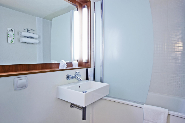Bathroom 4, Campanile Chanas, Isère