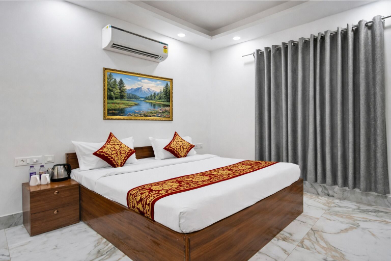 Room 4, Mauryan Elite Hotel Ignou Road, Delhi