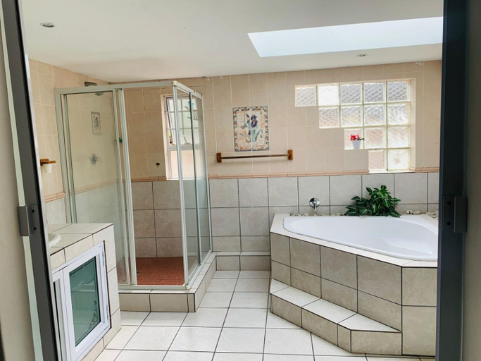 Bathroom 2, Rato Thato Guest House, eThekwini